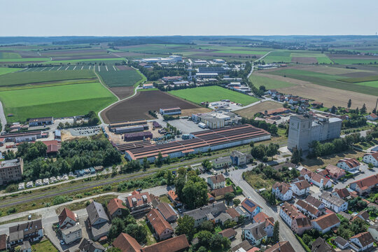 Ausblick auf das Tal der kleinen Laber rund um Geiselh&ouml;ring bei Straubing in Niederbayern