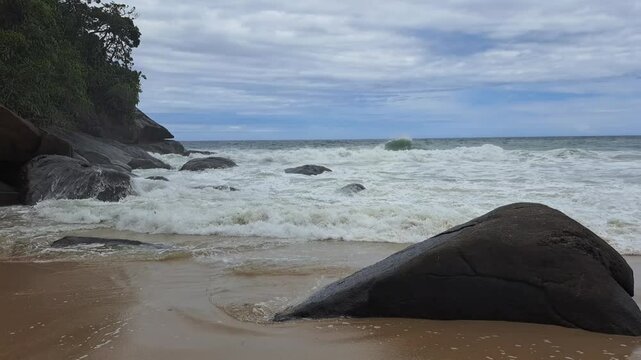 Rochas em meio &agrave;s ondas, na praia do F&eacute;lix, em Ubatuba, estado de S&atilde;o Paulo, Brasil
