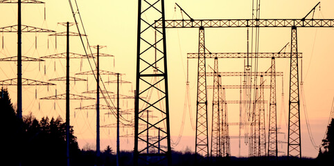 high-voltage power lines at dusk or dawn - obrazy, fototapety, plakaty