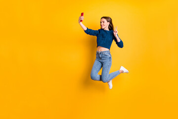 Obraz premium Full size photo of lovely girl making photo v-signs wearing burgundy pullover isolated over yellow background