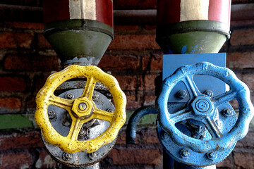 Gas= und Wasserleitungen

mit Absperrventilen.