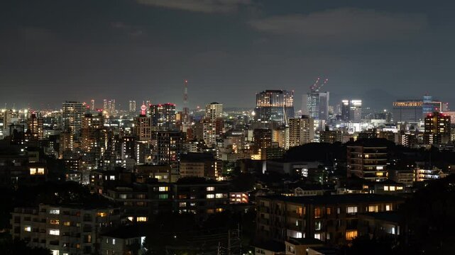 福岡市中央区より望む夜の福岡市中心部のスカイラインのタイムラプス映像（パンニング）