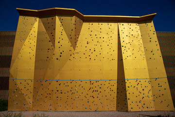 Mur vertical d'escalade.