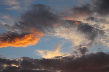 Obraz premium Blue sky with orange and pink clouds at sunset. A spectacular sky.