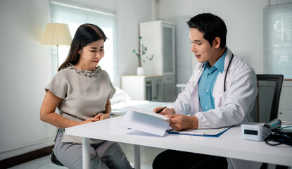 Obraz premium Medical professional discussing health records with senior patient, showcasing compassionate healthcare communication in clinical setting