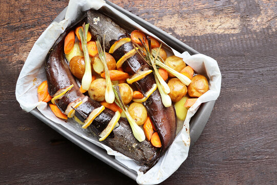 Catfish or sheatfishes fried with vegetables on tray