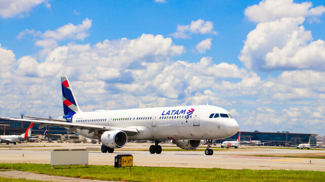 Avi&atilde;o LATAM na pista para decolagem no Aeroporto de Guarulhos, S&atilde;o Paulo, Brasil. Foto capturada em 22 de fevereiro de 2025, mostrando a movimenta&ccedil;&atilde;o a&eacute;rea no aeroporto