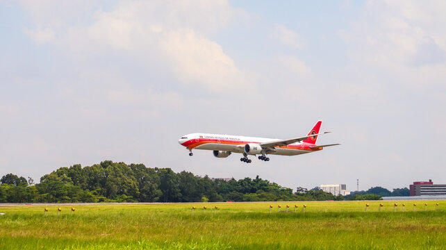 Avi&atilde;o da companhia a&eacute;rea de Angola pousando no Aeroporto Internacional de Guarulhos, em S&atilde;o Paulo, registrado em &acirc;ngulo a&eacute;reo. Foto feita em 22 fev 25 em SP