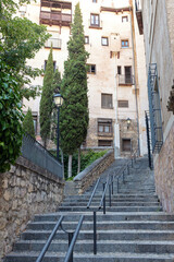 Escaleras históricas y cipreses en el casco antiguo de Cuenca, España