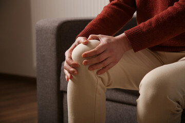 Woman dealing with knee pain.