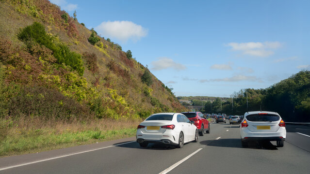 A large congestion of vehicles on the road leading to the city of Brighton, UK.