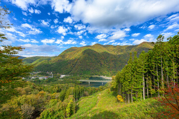 Naklejka premium 風光明媚な山間部 – 橋とダムが織りなす美しい風景 
