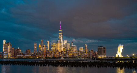 Obraz premium NYC skyline with skyscrapers. Manhattan and Brooklyn. New York City skyline with Hudson River views. Downtown NYC. New York from waterfront skyline. Building of of New York.