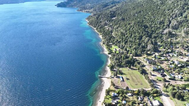 Imagen de dron en Villa Traful, ruta de los 7 lagos, Patagonia, Argentina