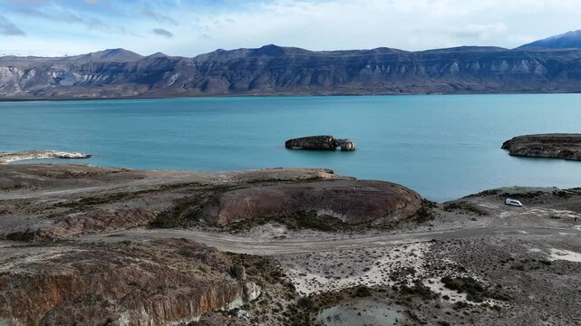 Imagen de dron del Arco de Piedra en el Lago Posadas, Patagonia,  Argentina