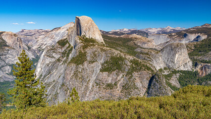 Panoramen und Mammutbäume im Yosemite Nationalpark