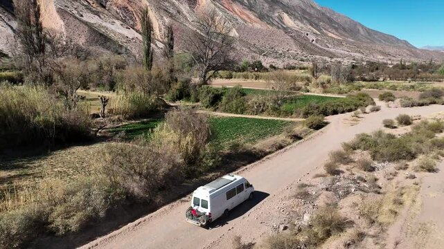 Motorhome en un camino de Maimar&aacute;, Paleta del Pintor, Jujuy, Argentina