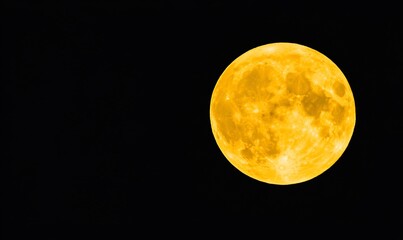 Obraz premium Bright yellow full moon against a dark night sky.