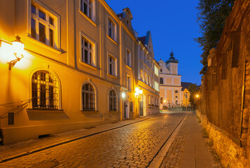 Obraz premium Pre-dawn view of an old street in Poznan, Poland