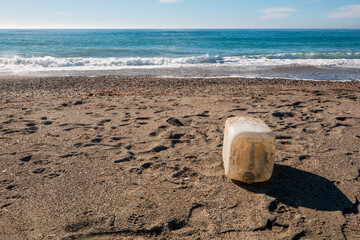Plastikmüll an der Playa del Charco in Cabo de Gata, Provinz Almería, Autonome Gemeinschaft...