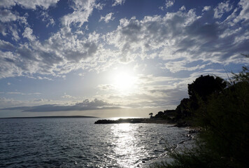 Obraz premium Stunning seascape with dramatic sky above sea coast during springtime