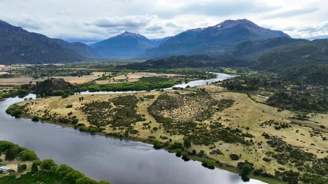Imagen de dron del Parque Nacional Los Alerces desde Trevelin, Patagonia, Argentina