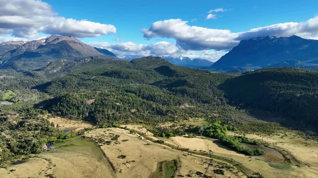 Imagen de dron del Parque Nacional Los Alerces desde Trevelin, Patagonia, Argentina