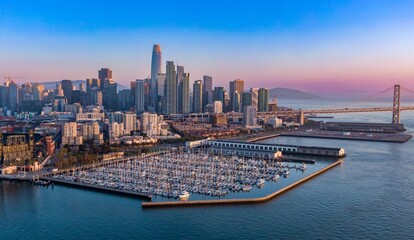 Fototapeta premium Panoramic view of San Francisco's waterfront at sunrise. Boating enthusiasts enjoy the marina. Golden Gate Bridge in the background. South Beach Harbor, San Francisco, California, USA