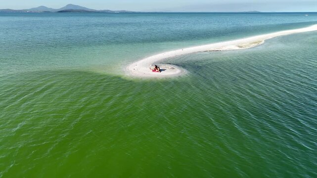 dron de una pareja en una playa paradis&iacute;aca de R&iacute;o de Janeiro, Arubinha, Brasil