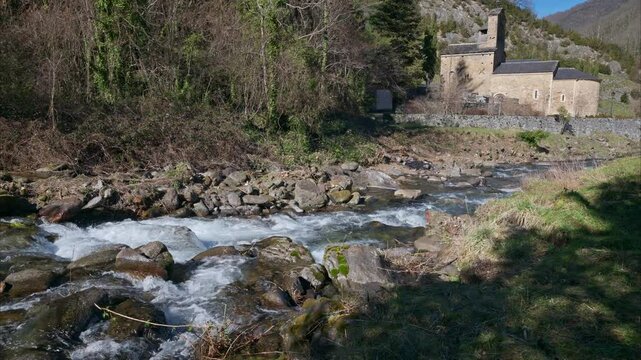 Notre-Dame de Salau &eacute;glise romane du XIIe si&egrave;cle, village de montagne dans les Pyr&eacute;n&eacute;es ari&eacute;geoises dans le sud-ouest de la France 