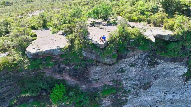 Imagen de dron de una pareja al borde de un precipicio en la Chapada Diamantina, Bah&iacute;a, Brasil