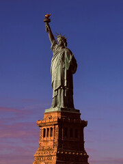 Obraz premium statue of liberty new york city at sunset