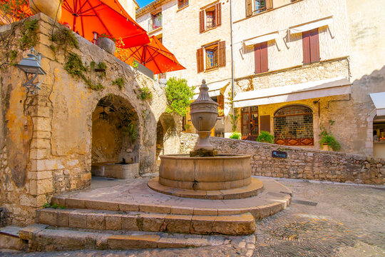 Fototapeta The Fontaine de Saint-Paul-de-Vence at Place de la Grande Fontaine, the former market square of the medieval hill town of Saint Paul de Vence, France. 