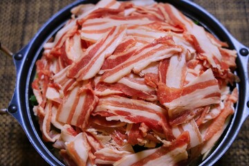 豚バラ肉の鍋を準備中
