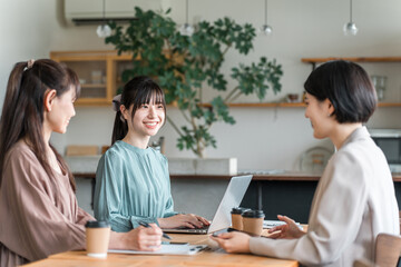 マーケティング・ミーティングを行うビジネスウーマン（オフィスカジュアル・打ち合わせ）
