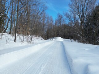 Freshly plowed road surrounded by snow banks - Chemin fraichement déneigé et entouré de talus de neige