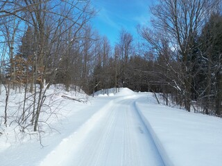 Obraz premium Freshly plowed road surrounded by snow banks - Chemin fraichement déneigé et entouré de talus de neige