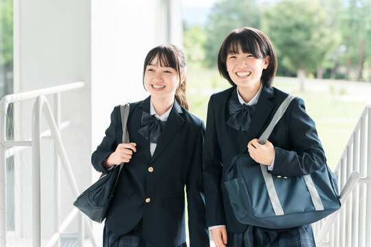 登校・下校・通学する小学生・中学生・高校生（階段）
