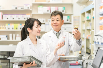調整薬局で一緒に働く薬剤師・調剤師の男女
