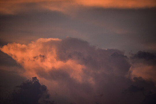 atardecer con cielo colorido de naranja y nubes  