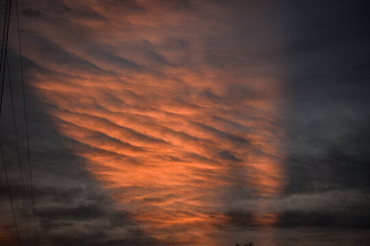 atardecer con cielo colorido de naranja y nubes  