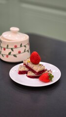 cheesecake with strawberries
