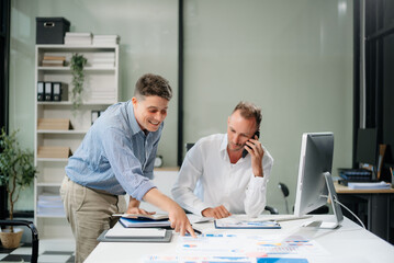 Obraz premium Portrait of success business people working together in modern office.