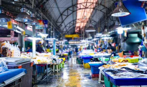 Bustling thai market with fresh seafood and vibrant colors, bokeh background
