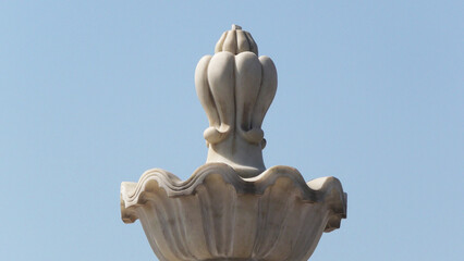 Obraz premium Elegant white marble sculpture with decorated curves