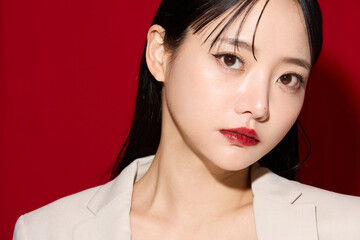 赤い口紅のメイクアップをした若い女性のシックなポートレート