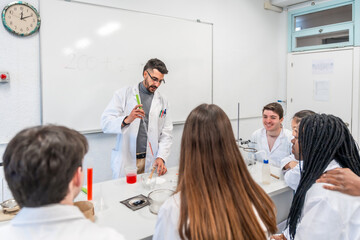 Obraz premium Chemistry teacher performing experiment for students in university laboratory