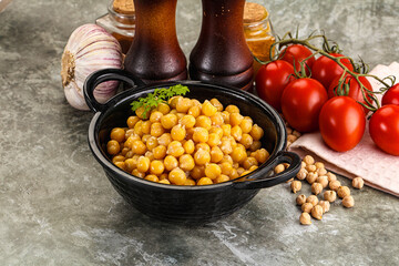 Canned chickpea in the bowl