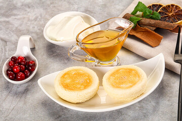 Roasted cheesecakes - Syrniki with honey