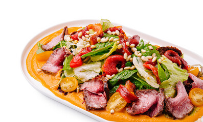 Delicious salad with grilled beef on a colorful plate